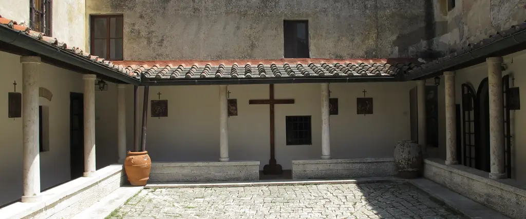 Uno dei chiostri del convento dell'Incontro