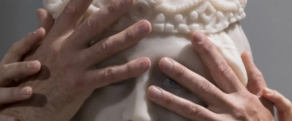 Mani che toccano una scultura al Museo dell'Opera del Duomo