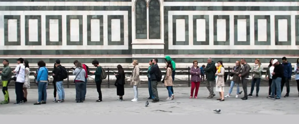 Gruppo al Duomo Coda di turisti al Duomo