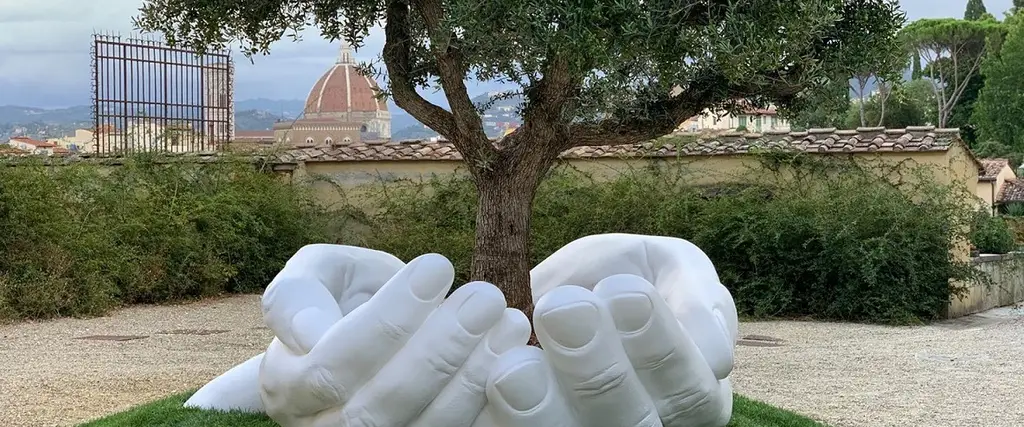 le mani di Lorenzo Quinn