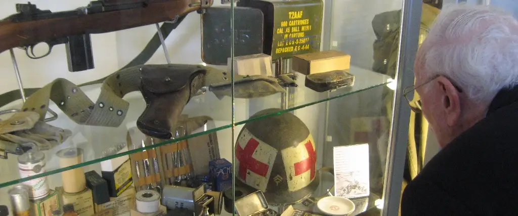 vetrina con reperti II guerra mondiale - Centro di documentazione e ricerche storiche di Gotica Toscana