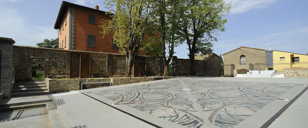 Piazza Carlo Pedretti e sullo sfondo il Centro Leo Lev