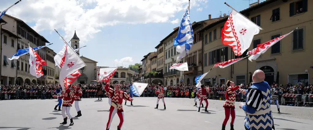 Esibizione degli Sbandieratori in Piazza Marsilio Ficino
