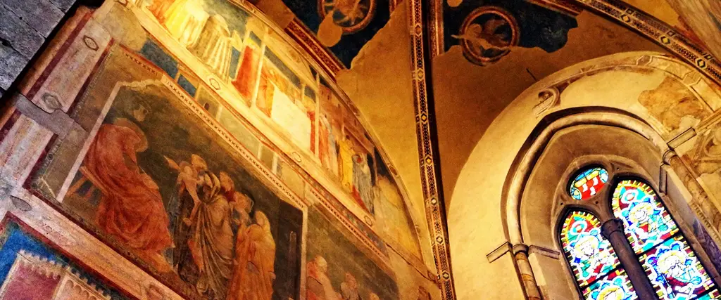 Cappella Peruzzi, dettaglio delle pitture a secco di Giotto sul lato sinistro con vetrata
