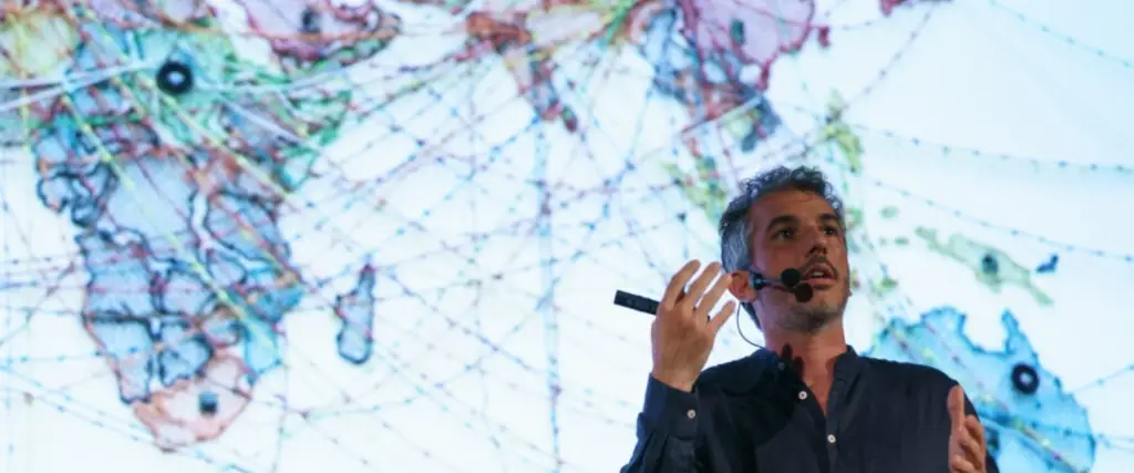 Oratore conferenza sulle migrazioni