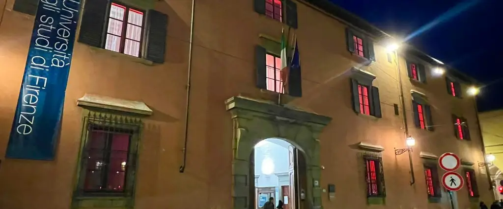 Rettorato illuminato di rosso