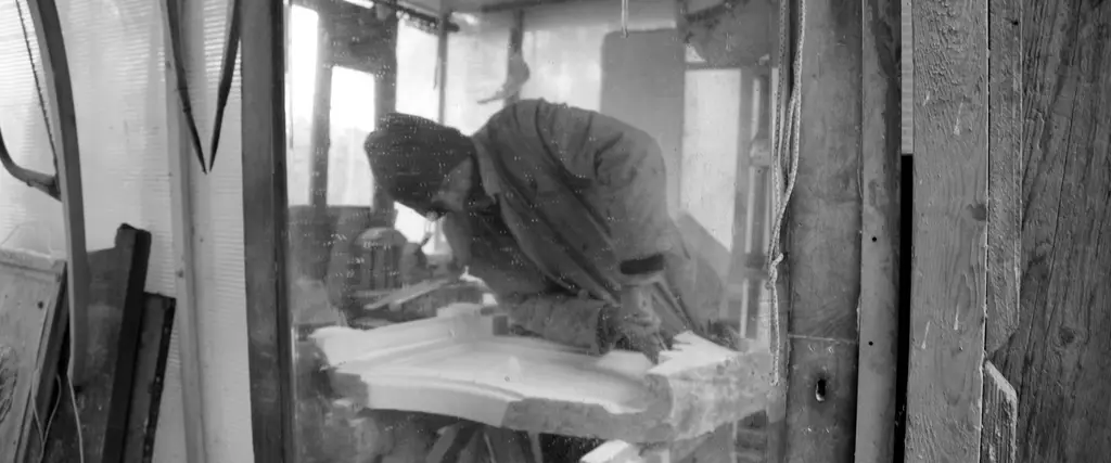 lo scultore all'opera