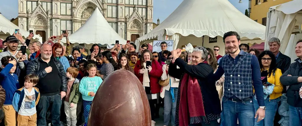 Rottura uovo di cioccolato gigante in piazza Santa Croce