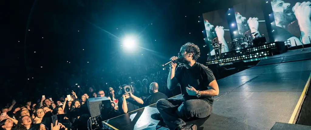 Tommaso Paradiso on stage