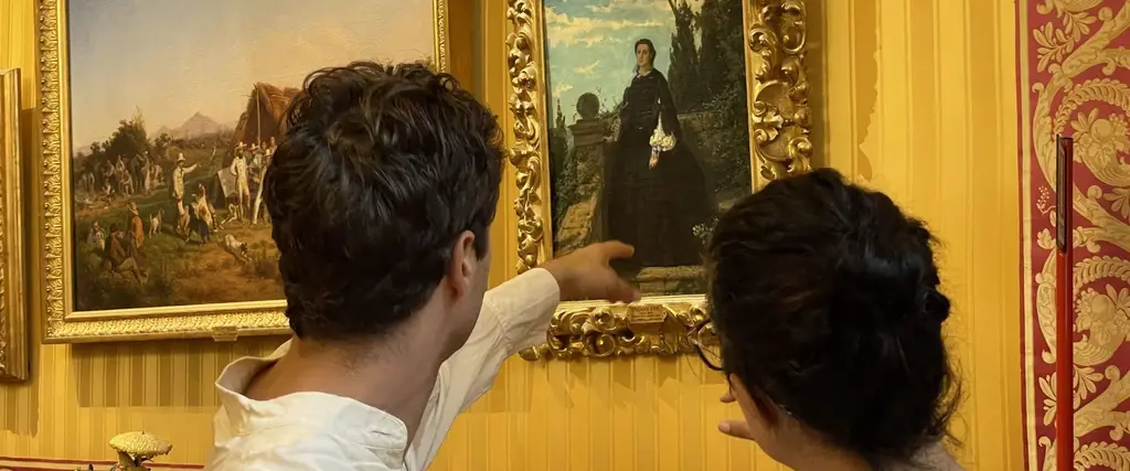 due giovani osservano un quadro a Palazzo Pitti