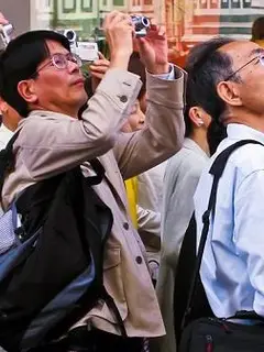 Turisti che scattano foto