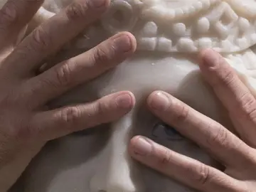 Mani che toccano una scultura al Museo dell'Opera del Duomo