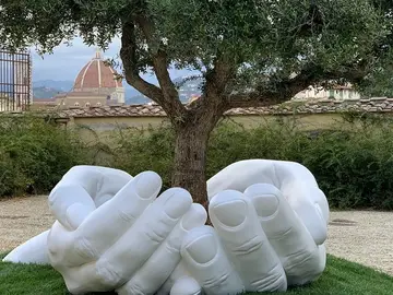 le mani di Lorenzo Quinn