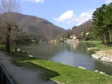 Veduta di Londa e il lago