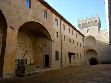 Atrio interno del Palazzo dei Vicari