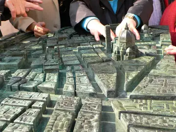plastico città in bronzo