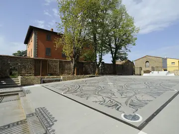 Piazza Carlo Pedretti e sullo sfondo il Centro Leo Lev