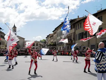 Esibizione degli Sbandieratori in Piazza Marsilio Ficino