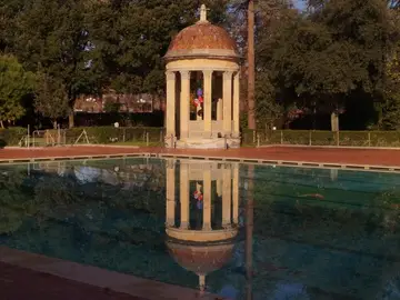 tempietti neoclassici che costituivano, in origine, due voliere per uccelli che arredavano il parco