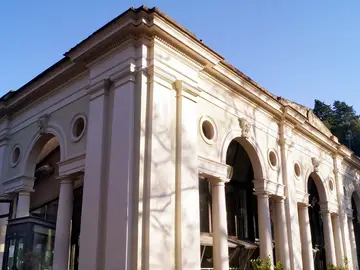 Limonaia di Villa Strozzi, visto in prospettiva