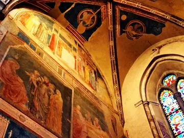 Cappella Peruzzi, dettaglio delle pitture a secco di Giotto sul lato sinistro con vetrata