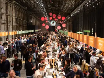 veduta della Leopolda piena di gente