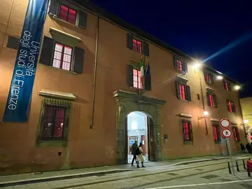 Rettorato illuminato di rosso