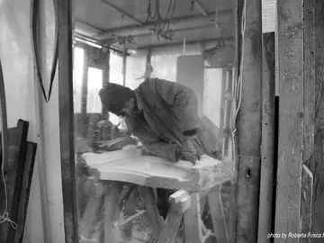 lo scultore all'opera