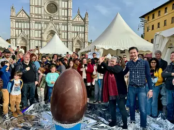 Rottura uovo di cioccolato gigante in piazza Santa Croce