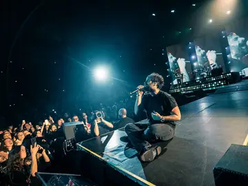 Tommaso Paradiso on stage