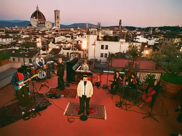 Coez e la band sul tetto