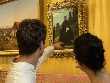 due giovani osservano un quadro a Palazzo Pitti