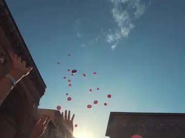 palloncini rosa in cielo