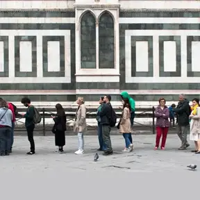 Coda di turisti al Duomo
