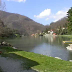 Veduta di Londa e il lago