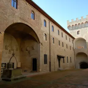Atrio interno del Palazzo dei Vicari