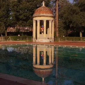 tempietti neoclassici che costituivano, in origine, due voliere per uccelli che arredavano il parco
