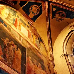 Cappella Peruzzi, dettaglio delle pitture a secco di Giotto sul lato sinistro con vetrata