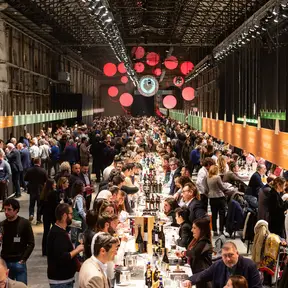 veduta della Leopolda piena di gente