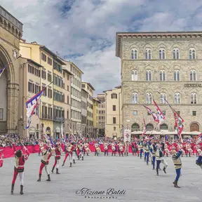 Sbandieratori si esibiscono