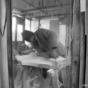 lo scultore all'opera