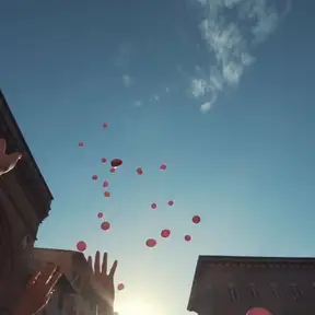 palloncini rosa in cielo