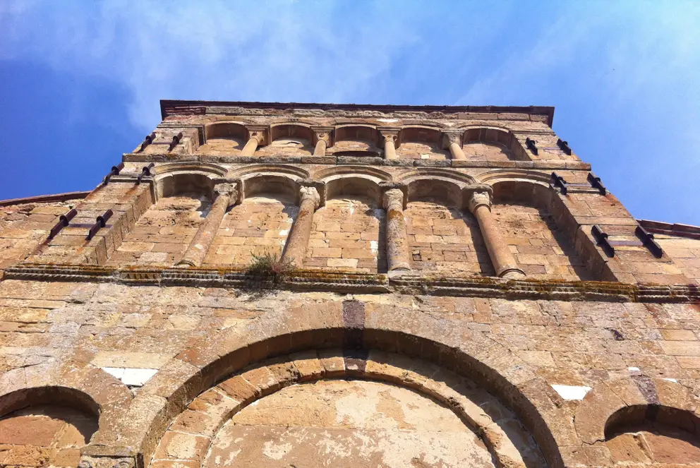 Particolare della facciata della Pieve di S.Maria a Chianni