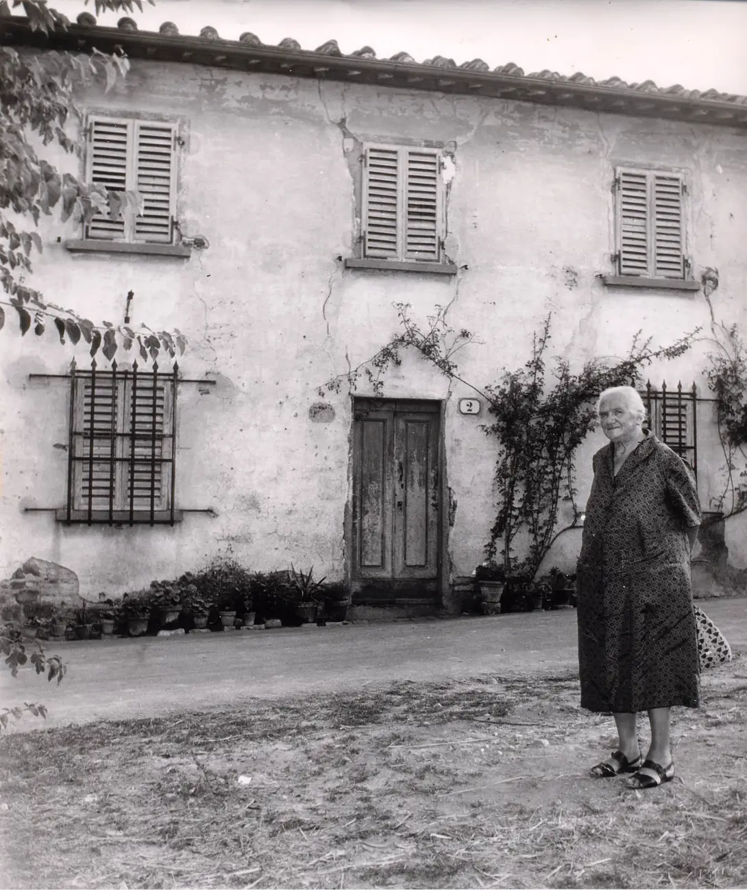 Maria Maltoni davanti alla scuola- Foto Biblioteca e Fondo Maltoni Comune Im