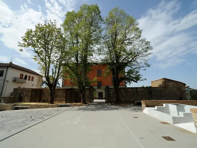 Vista della Piazza e del centro espositivo Leo Lev