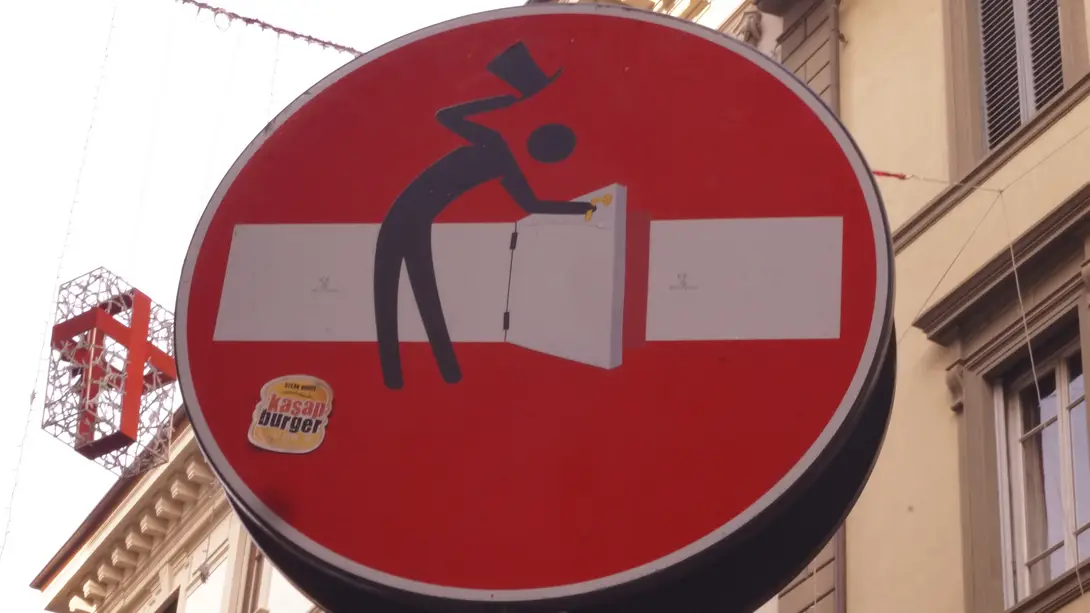 Rielaborazione del cartello di senso vietato 