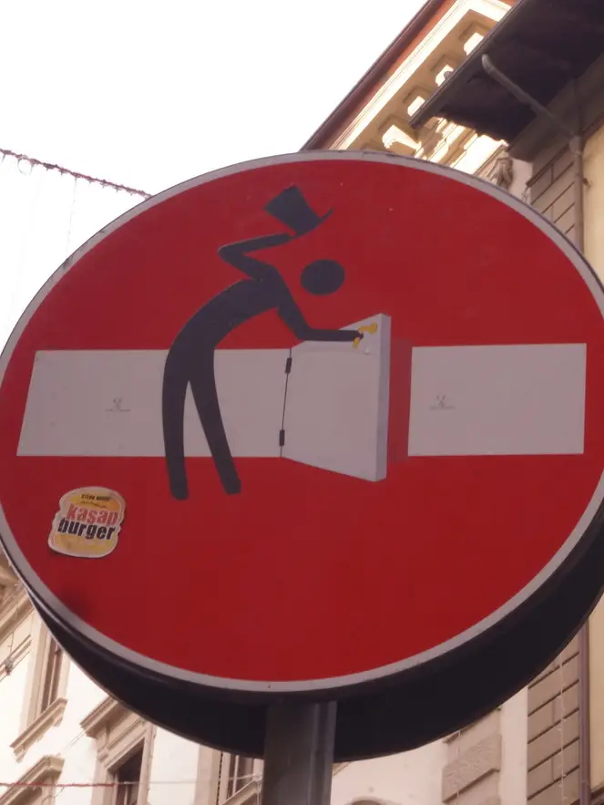 Rielaborazione del cartello di senso vietato 