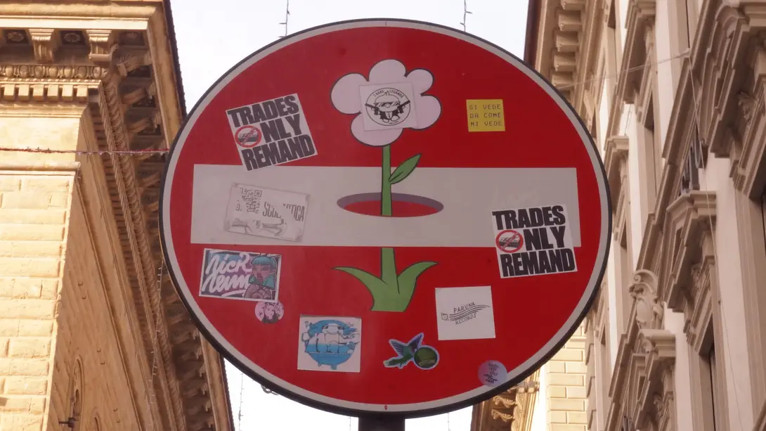 Senso vietato forato con fiore