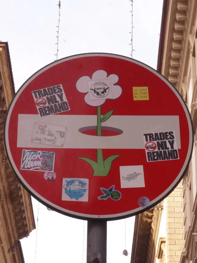 Senso vietato forato con fiore