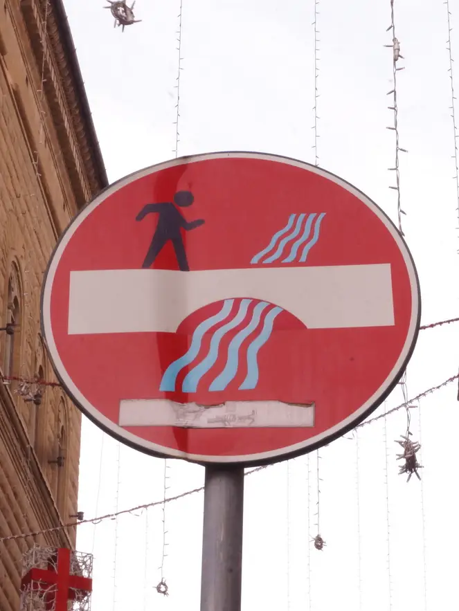 Rielaborazione di cartello di senso vietato 